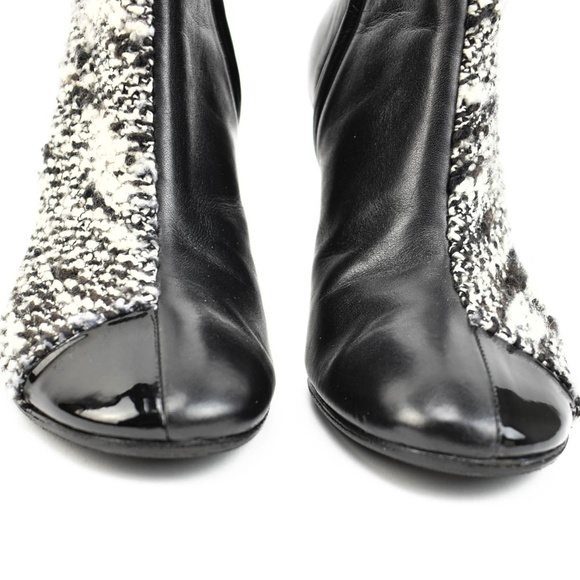 CHANEL "Runway" - Black Leather & CC Logo Boots - Picture 4 of 8